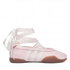 Baleriny adidas. Czerwone baleriny adidas, bez wzorów, bez obcasa, bez zapięcia. Za 479.99 zł.