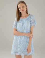 KORONKOWA SUKIENKA MINI. Niebieskie sukienki Unisono, na co dzień, l, z aplikacjami, z bawełny, bez kołnierzyka, bez ramiączek, mini, proste. Za 159.00 zł.