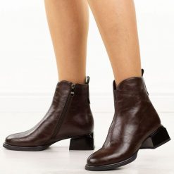 Brązowe skórzane botki damskie na obcasie Cambell 55319. Brązowe botki Cambell, bez wzorów, z jeansu, eleganckie, z okrągłym noskiem, bez obcasa, na obcasie, bez zapięcia. W wyprzedaży za 269.10 zł.