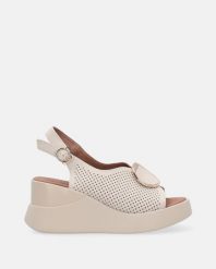 BEŻOWE SANDAŁY NA KOTURNIE VE-043 BEIGE. Brązowe sandały Venezia, bez wzorów, ze skóry, bez obcasa, na koturnie, bez zapięcia. Za 259.00 zł.