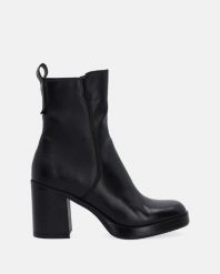 CZARNE BOTKI NA OBCASIE P96212 NERO. Czarne botki Venezia, bez wzorów, ze skóry, bez obcasa, na obcasie, bez zapięcia. Za 629.00 zł.