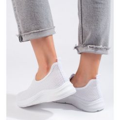 Białe tekstylne buty sportowe. Białe buty treningowe bez wzorów, bez zapięcia. Za 86.94 zł.