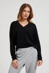 Sweter z dekoltem w serek i długimi rękawami czarny. Czarne swetry MOODO, l, bez wzorów, z poliamidu, bez ramiączek. W wyprzedaży za 51.99 zł.