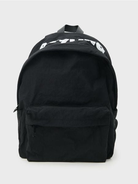 Plecak z kieszenią na laptopa - czarny. Czarne plecaki Sinsay, bez wzorów, bez dodatków. W wyprzedaży za 33.99 zł.