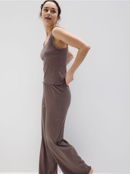 Dwuczęściowa piżama z koronką - jasnofioletowy. Fioletowe piżamy Reserved, l, bez wzorów, z bawełny, bez kołnierzyka, bez ramiączek. W wyprzedaży za 79.99 zł.