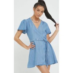 Superdry sukienka mini rozkloszowana. Niebieskie sukienki Superdry, l, bez wzorów, z tkaniny, bez kołnierzyka, bez ramiączek, mini, rozkloszowane. Za 329.99 zł.
