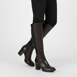 Kozaki damskie Grace, wysoka smukła cholewka ze skóry licowej z elastycznym ściągaczem i wysokim stabilnym obcasem, brązowe, 05110-2-231-T-93-3. Brązowe kozaki Grace, bez wzorów, z materiału, eleganckie, bez obcasa, na obcasie, bez zapięcia. Za 499.00 zł.