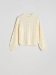 Sweter z cekinami - kremowy. Białe swetry Reserved, l, bez wzorów, z dzianiny, bez ramiączek. W wyprzedaży za 59.99 zł.