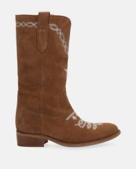 BRĄZOWE KOWBOJKI Z ZAMSZU M431M22 CAM NOCE. Brązowe botki Venezia, bez wzorów, ze skóry, bez obcasa, bez zapięcia. Za 869.00 zł.
