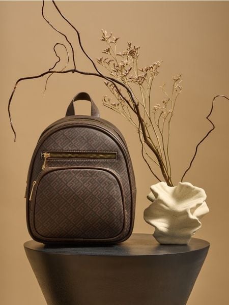 Wzorzysty plecak z imitacji skóry - wielobarwny. Plecaki Sinsay, bez wzorów, ze skóry, bez dodatków. Za 59.99 zł.