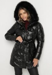Czarna Pikowana Kurtka z Odpinanym Kapturem i Futerkiem Wiązana Paskiem Olenessa. Czarne kurtki Born2be, na zimę, l, bez wzorów. Za 229.99 zł.