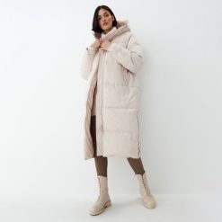 Kremowy pikowany płaszcz - Kremowy. Białe płaszcze Mohito, bez wzorów, bez kaptura. Za 329.99 zł.