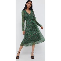 Vero Moda sukienka kolor czarny midi rozkloszowana. Czarne sukienki Vero Moda, m, bez wzorów, bez kołnierzyka, bez ramiączek, midi, rozkloszowane. Za 209.99 zł.