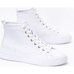 Trampki damskie białe Guess Invyte High-Top. Białe trampki Guess, z aplikacjami, bez zapięcia. Za 299.99 zł.