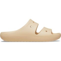 Klapki plażowe damskie Crocs Classic Sandal V2. Brązowe klapki Crocs, bez wzorów, sportowe, bez obcasa, bez zapięcia. W wyprzedaży za 94.47 zł.