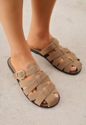 Ciemnobeżowe Klapki Gladiatorki z Ozdobną Sprzączką Lusanatia. Brązowe klapki Renee, bez wzorów, bez obcasa, na płaskiej podeszwie, bez zapięcia. Za 79.99 zł.