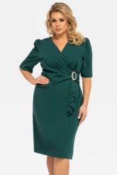 Sukienka elegancka ołówkowa z falbanką i ozdobną klamerka, kopertowy dekolt MARGA butelkowa zieleń. Zielone sukienki KARKO, do pracy, plus size, bez wzorów, z elastanu, biznesowe, bez kołnierzyka, plus size, bez ramiączek, kopertowe. Za 189.50 zł.