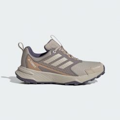 Buty do biegów przełajowych Terrex Tracefinder 2 CLIMAPROOF. Brązowe buty do biegania adidas, bez wzorów, bez zapięcia, do biegania, climaproof (adidas). Za 349.00 zł.