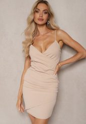 Beżowa Marszczona Sukienka Mini o Dopasowanym Kroju z Kopertowym Dekoltem Fetria. Brązowe sukienki Renee, na co dzień, m, bez wzorów, eleganckie, bez kołnierzyka, bez ramiączek, mini, dopasowane. W wyprzedaży za 111.99 zł.