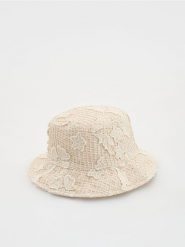 Ażurowy kapelusz bucket - kremowy. Białe kapelusze Reserved, w ażurowe wzory. Za 69.99 zł.