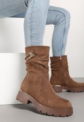 Brązowe Botki z Imitacji Zamszu z Ozdobnie Marszczoną Cholewką i Metalowym Detalem Zinarissa. Brązowe botki Renee, bez wzorów, z jeansu, eleganckie, bez obcasa, na obcasie, bez zapięcia. W wyprzedaży za 97.99 zł.