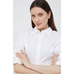 Selected Femme koszula bawełniana damska kolor biały slim z kołnierzykiem klasycznym. Białe koszule Selected Femme, bez wzorów, z bawełny, klasyczne, bez kołnierzyka, bez ramiączek. W wyprzedaży za 209.99 zł.