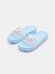 Klapki z antypoślizgową podeszwą Cinnamoroll - błękitny. Niebieskie klapki Sinsay, bez wzorów, bez obcasa, bez zapięcia. Za 35.99 zł.