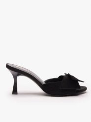 Czarne klapki z kokardą. Czarne klapki Ryłko, bez wzorów, z gumy, klasyczne, z okrągłym noskiem, bez obcasa, na obcasie, bez zapięcia. Za 349.99 zł.