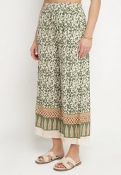Zielone Bawełniane Spodnie z Wysokim Stanem o Długości 7/8 ze Wzorem Boho Lisavinea. Zielone jeansy Born2be, z aplikacjami, z bawełny, boho, z podwyższonym stanem. Za 49.99 zł.