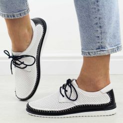 Białe wt/nv skórzane ażurowe półbuty damskie T.Sokolski W26-01. Białe półbuty wsuwane Sokolski, na lato, w ażurowe wzory, z jeansu, eleganckie, z okrągłym noskiem, bez obcasa. Za 209.00 zł.