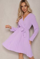 Jasnofioletowa Sukienka Plisowana z Materiałowym Paskiem Jaresa. Fioletowe sukienki Renee, na imprezę, m, bez wzorów, z materiału, eleganckie, bez kołnierzyka, bez ramiączek, mini. W wyprzedaży za 75.99 zł.