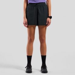 Spodenki damskie Odlo ESSENTIAL 365 4 INCH Short. Czarne szorty ODLO, bez wzorów, sportowe. Za 257.65 zł.