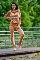 Welurowe Spodnie z Logowaną Taśmą w Pasie. Brązowe spodnie dresowe Awama, bez wzorów, z dresówki. Za 209.90 zł.