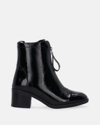 CZARNE BOTKI ZE SKÓRY LAKIEROWANEJ 3526 010 BLACK. Czarne botki Venezia, bez wzorów, ze skóry, bez obcasa, bez zapięcia. Za 259.00 zł.