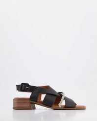 SKÓRZANE SANDAŁY DAMSKIE 039892176 BLACK. Czarne sandały Venezia, bez wzorów, ze skóry, bez obcasa, bez zapięcia. Za 179.00 zł.