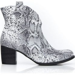Botki na słupku kowbojki - skóra naturalna - model 503 - kolor biały wąż. Białe botki Zapato, bez wzorów, z jeansu, biznesowe, z okrągłym noskiem, bez obcasa, na obcasie, bez zapięcia. Za 409.00 zł.