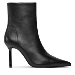 Botki Steve Madden. Czarne botki Steve Madden, bez wzorów, bez obcasa, na szpilce, bez zapięcia. Za 449.99 zł.