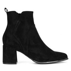 Botki JENNY. Czarne botki Jenny, bez wzorów, bez obcasa, na słupku, bez zapięcia. Za 111.99 zł.