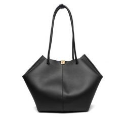 Torebka Coccinelle. Czarne torebki klasyczne Coccinelle, bez wzorów, klasyczne, bez dodatków. Za 1,439.00 zł.