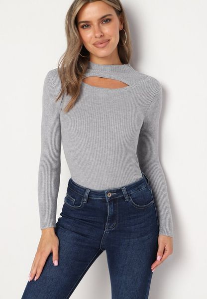 Szary Prążkowany Golf z Wycięciem Przy Dekolcie z Cyrkoniami Wokół Merithias. Szare swetry Born2be, z aplikacjami, z bawełny, eleganckie, bez ramiączek. Za 49.99 zł.