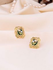 Pierres de Jade Pozłacane kolczyki-wkrętki z perłami rozmiar: onesize. Białe kolczyki Pierres de Jade, z perłą, pozłacane. Za 39.99 zł.