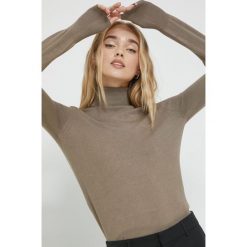 Only sweter damski kolor zielony lekki z golfem. Zielone swetry ONLY, l, bez wzorów, z wiskozy, bez ramiączek. Za 119.99 zł.