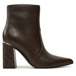 Botki Guess. Brązowe botki Guess, z aplikacjami, bez obcasa, na słupku, bez zapięcia. Za 449.99 zł.