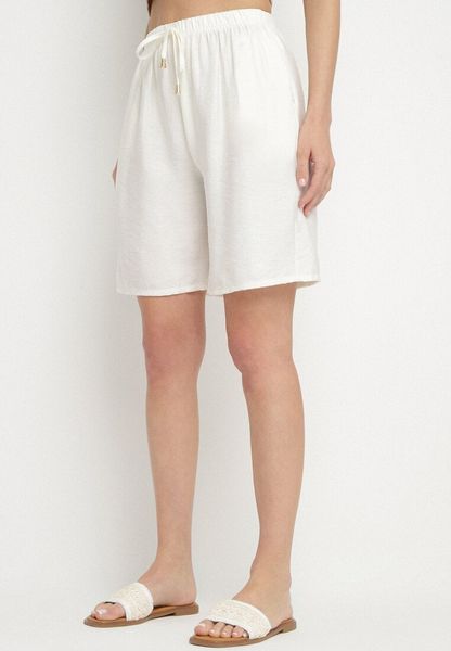 Jasnobeżowe Szorty Ozdobione Sznurkiem Lunareina. Brązowe szorty Born2be, bez wzorów. Za 29.99 zł.