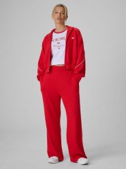 4F Spodnie kibica z szerokimi nogawkami damskie - czerwone XL. Czerwone spodnie dresowe 4f, bez wzorów, z dresówki. Za 159.99 zł.