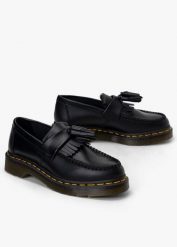 Półbuty unisex czarne DR. MARTENS ADRIAN YS. Czarne półbuty wsuwane Dr Martens, bez wzorów, biznesowe, bez obcasa. Za 659.99 zł.