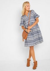 Sukienka shirtowa z lejącego materiału z wiskozą. Białe sukienki bonprix, bez wzorów, z wiskozy, bez kołnierzyka, bez ramiączek, mini. Za 84.99 zł.