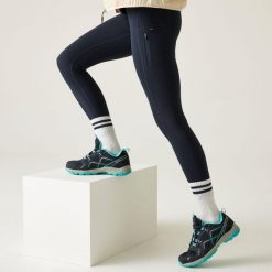 Legginsy trekkingowe damskie Monira. Zielone legginsy Regatta, bez wzorów, z materiału, sportowe. W wyprzedaży za 199.99 zł.