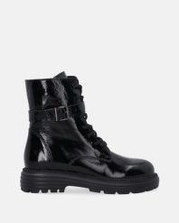 CZARNE LAKIEROWANE BOTKI 018130 116 BLACK. Czarne botki Venezia, bez wzorów, z lakierowanej skóry, bez obcasa, bez zapięcia. Za 379.00 zł.