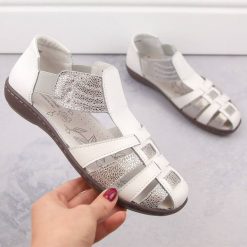 Skórzane sandały damskie zabudowane białe T.Sokolski L26-622. Białe sandały T.Sokolski, bez wzorów, ze skóry, bez obcasa, bez zapięcia. Za 179.99 zł.